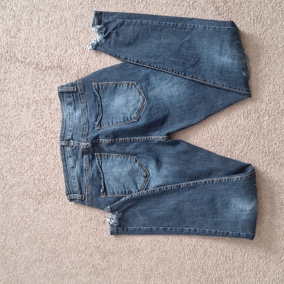 Distressed jeans - Picture 2 of 3